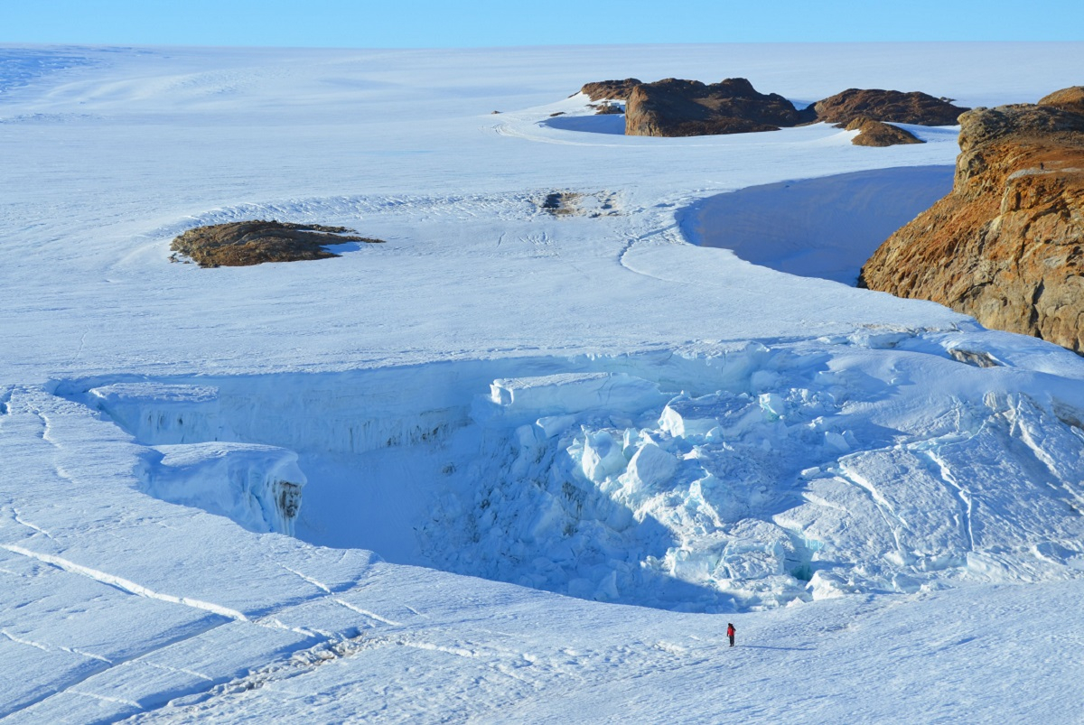 Dålk湖泊上方的冰川凹陷处，照片由谢尔盖·波波夫提供
